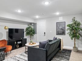 Foto do Hotel: Midcentury Guest Suite w/ King Size Bed