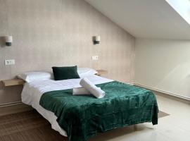 Casa Grande do Costureiro-Para Grupos en Portomarín con Terraza y Vistas, Hotel in Portomarin