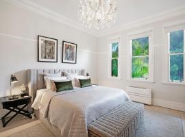 Hotel Photo: Beautiful victorian garden apartment, with pool.