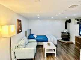 รูปภาพของโรงแรม: Cozy Studio Bsmt in Scarborough Central