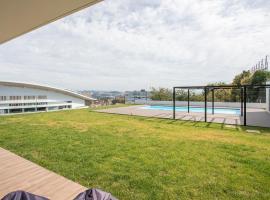 A picture of the hotel: Liiiving in Porto - Dragão Pool View