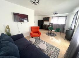 Hotel Foto: stylish studio w/backyard space near airport