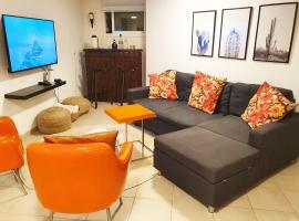 รูปภาพของโรงแรม: Spacious and Peaceful 2BD with a Garden & Parking