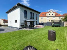 Hotel Photo: Stadtvilla "Amelia" - zwischen See und Park