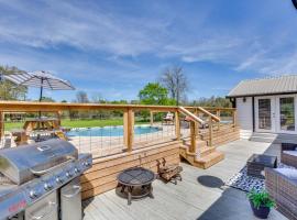 Hotel foto: Grapeland Farm Retreat with Pool, Grill and Fire Pit