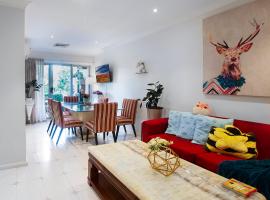 Foto do Hotel: Sydney Charm & Blissful Casa - 2 min walk to bus 10 min drive to Sydney Olympic Park