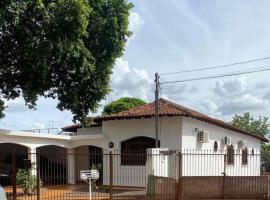 Casa espaçosa centro capital MS, ξενοδοχείο στο Κάμπο Γκράντε