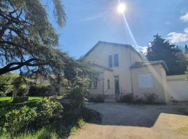 Hotel Photo: Villa Beausoleil : jardin clos, pétanque, parking