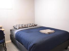 Hotel fotoğraf: Private Bedroom on the main floor with shared washroom - Erin Woods