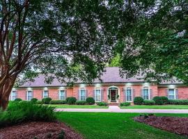 A picture of the hotel: Lakefront Retreat w/ Guest House