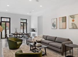 होटल की एक तस्वीर: Chelsea Canvas II by RoveTravel Large 3BR Duplex