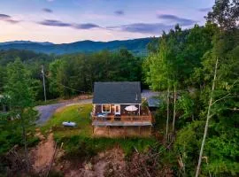 Secluded Cozy Cabin - 10 min to Parkway - Mt View- Hot Tub - Hammock