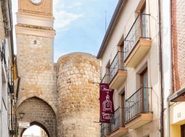 Hostal SIN RECEP24H Puerta de la Villa - Pet friendly & Restaurante, Hotel in Almazán