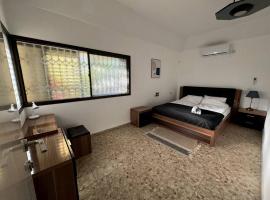 Hotel Foto: Apartment with patio and parking