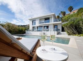 Hotel Photo: Sunnydaze, 4 bed V/F pool villa