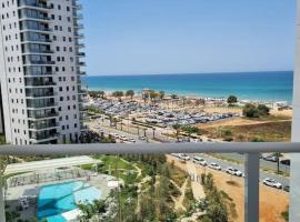 Foto di Hotel: Beach front luxury apartment - managed building