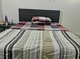 酒店照片: Bright and Cozy Room with Free Parking