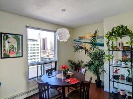 A picture of the hotel: Stylish Downtown Calgary Home