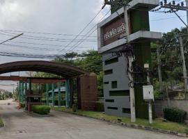 The 360 Crystal plus Sriracha, hotel in Ban Chak Kho