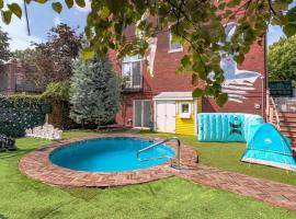 ホテル写真: *RARE* Heated Pool *FREE* Parking w/ City Views