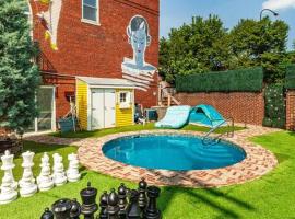 Hotel Foto: *RARE* Heated Pool *FREE* Parking w/ City Views