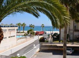 होटल की एक तस्वीर: Appartement met zicht op ZEE, strand op 40 meter.