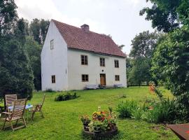 Hotel fotografie: Genuine Gotland house with large garden in Roma