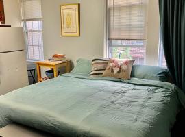 Hotel Photo: Cozy Penn King Studio w Kitchen and Free Street Parking!