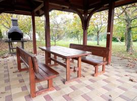 Hotel Photo: Garden View Home - Two FREE garages and 1800 m2 private Garden-Park-Sport area