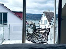 Lakefront View Entire Apartment with 2 bedrooms, 2 full bathrooms & Balcony Waterview, hotel in Reichenau
