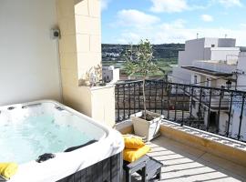 รูปภาพของโรงแรม: Ta'lonza Luxury Near Goldenbay With Hot Tub App1