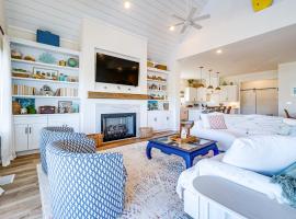 รูปภาพของโรงแรม: Upscale Oak Island Escape with 66-Ft Veranda!