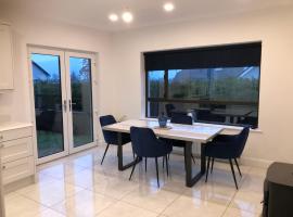 Bungalow in the countryside, Hotel in Roscommon