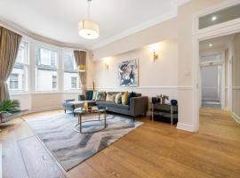 A picture of the hotel: Spectacular 3 Bed in Berkeley Sq Mayfair