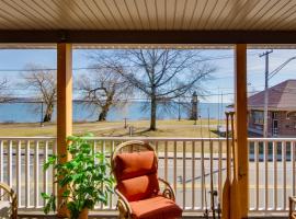 Фотография гостиницы: Downtown Mayville Condo Walk to Chautauqua Lake!