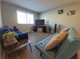 Hotel Photo: Entire 1-Bedroom Unit in Vibrant 124 Street Arts District