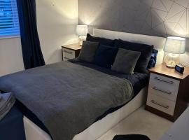 Fotos de Hotel: Cosy double bedroom with dedicated bathroom in Newcastle upon Tyne - Access to shared kitchen, shared lounge and shared conservatory areas inc Sky TV and Netflix