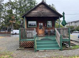 Bridge Tender Shack with hot tub on deck, Hotel in La Conner