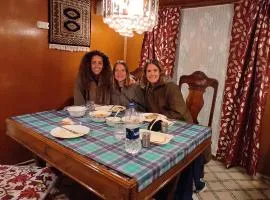 Houseboat Wild Rose
