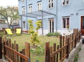 A picture of the hotel: Casazzurra, Appartamento su giardino, cucina, e park adiacente