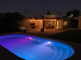 Фотография гостиницы: Casa con piscina para 8 personas