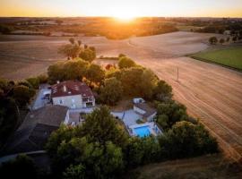 ホテル写真: holiday cottage in the countryside Le Petit Bleu