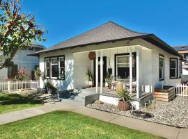 Hotel Photo: The Belmont Bungalow walk to 2nd Street and Beach