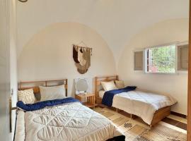 A picture of the hotel: 2-single beds beit zeina horse riding