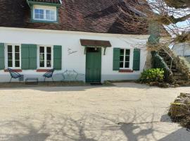 A picture of the hotel: Charmant gîte : Les flambeaux