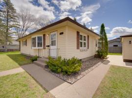 酒店照片: Sunny Cloquet Home - 2 Mi to St Louis River!