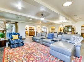 Hotel Photo: Spacious Uptown Phoenix Home with Pool and Yard Games!