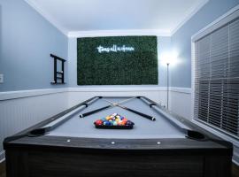 รูปภาพของโรงแรม: Big 5 Bdrm Private Hot Tub Pool Table Near Shops