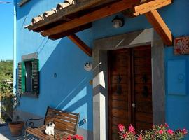 호텔 사진: Blue House near Bagnoregio-overlooking the Umbrian Mountains and Tiber Valley