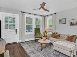 Hotel Photo: Revamped 3BR Oasis - Forest Dr